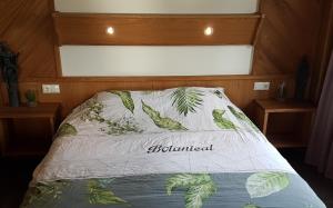 a bedroom with a bed with a wooden head board at de Zeilende kraay in Katwijk