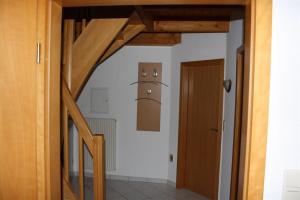 einen Flur mit Holzbalken und einer Tür in der Unterkunft Heidhöhe, Ferienwohnung in Jesteburg