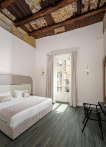 1 dormitorio con 1 cama grande y techo de madera en Artemisia Domus - Giardino en Nápoles