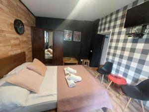 um quarto com uma cama com toalhas em Funky garage studio em Gdansk