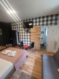 um quarto com uma cama e cadeiras num quarto em Funky garage studio em Gdansk