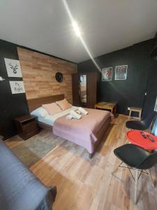 グダニスクにあるFunky garage studioのベッドルーム1室(ベッド1台、テーブル、椅子付)