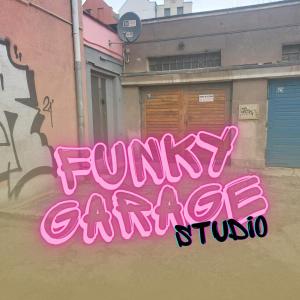 um sinal de grafite cor-de-rosa na lateral de um edifício em Funky garage studio em Gdansk