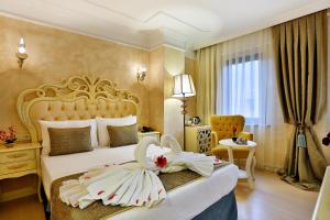 ein Hotelzimmer mit einem Bett, auf dem ein Kleid liegt in der Unterkunft Edibe Sultan Hotel in Istanbul