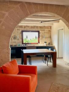 een woonkamer met een tafel en stoelen in een gebouw bij Villa Camarò in Favignana