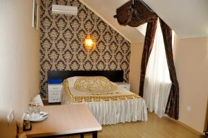 頓河畔羅斯托夫的住宿－Rostov Hotel，一间卧室设有一张床和一个窗口