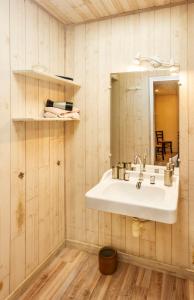a bathroom with a sink and a mirror at O 4 SAISONS DE BREILBON in Germond