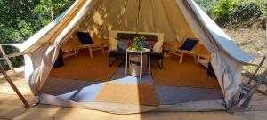 Bell-tenten Quinta Pomar Do Pontido في كابيسيراس دى باستو: خيمة فيها كراسي وطاولة فيها