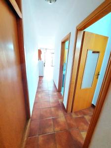 - un couloir avec deux portes et du carrelage dans l'établissement Mareverde, wifi free, à Adeje