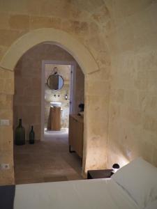 a kitchen with an archway in a building at Dimore dei Mercanti in Matera