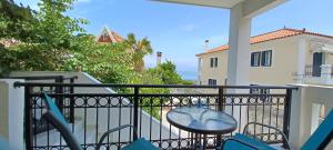 Seaview Luxury Apartment tesisinde bir balkon veya teras
