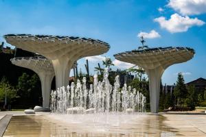 2 fontaines dans un parc à côté d'une fontaine dans l'établissement BluebellHome-Castle District, à Budapest