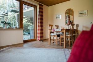 a dining room with a table and chairs and a window at Sonnenschein, Ferienwohnung in Jesteburg