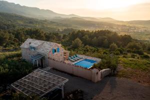 una vista aérea de una casa con piscina en Villa Starry Sky ,Hvar en Jelsa