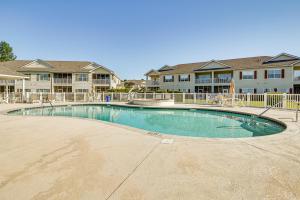 ein Pool vor einigen Apartments in der Unterkunft Myrtle Beach Condo Golf Courses and Pool Access! in Myrtle Beach