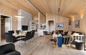 uma sala de estar com um sofá, uma mesa e cadeiras em Gorgeous Home In Hadsund With Kitchen em Nørre Hurup