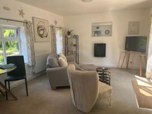 TV a/nebo společenská místnost v ubytování North Cottage Marlfields Hall, Stunning Location