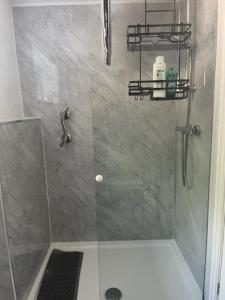 W łazience znajduje się prysznic ze szklanymi drzwiami. w obiekcie North Cottage Marlfields Hall, Stunning Location w mieście Adlington
