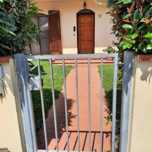 ein Tor vor einem Haus mit einer Tür in der Unterkunft la casa di sandra in Pugnano