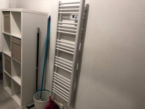 um frigorífico com a porta aberta num quarto em (B-1) Bourgueil Studio N•1 em Bourgueil