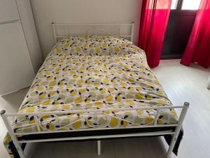 uma cama com um edredão amarelo e branco em (B-1) Bourgueil Studio N•1 em Bourgueil