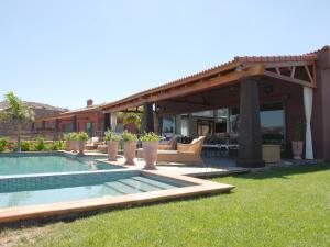 dom z basenem na podwórku w obiekcie Villa Lavanda by VillaGranCanaria w mieście Maspalomas