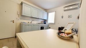 una cocina con una mesa con un tazón de comida. en Appartamento Perla Marina, en Sottomarina
