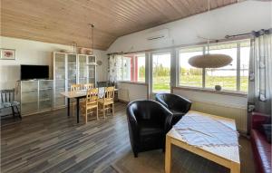 KvänarpにあるBeautiful home in Vittaryd with 2 Bedrooms and WiFiのリビングルーム(テーブル付)、ダイニングルーム