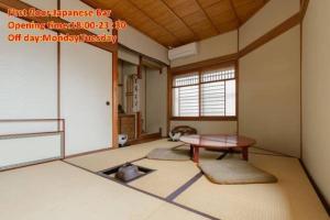 um quarto com uma mesa no meio de um quarto em 帝塚山忍者屋敷 em Osaka