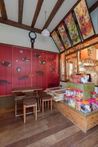 um restaurante com paredes vermelhas e uma mesa e cadeiras em 帝塚山忍者屋敷 em Osaka