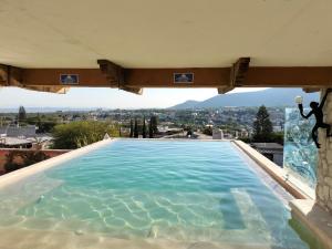 - une grande piscine au-dessus d'une maison dans l'établissement Hotel Villa Peñasco, à Bernal