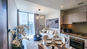 Kuchyň nebo kuchyňský kout v ubytování STAY BY LATINEM Luxury 1BR Holiday Home CVR B2906 near Burj Khalifa