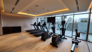 Fitness centrum a/nebo fitness zařízení v ubytování STAY BY LATINEM Luxury 1BR Holiday Home CVR B2906 near Burj Khalifa