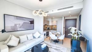 Istumisnurk majutusasutuses STAY BY LATINEM Luxury 1BR Holiday Home CVR B2906 near Burj Khalifa