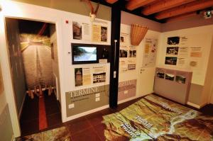 a room with a door to a room with a exhibit at Museo Ostello 