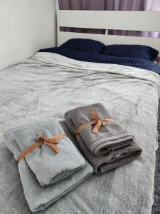 a bed with two towels on top of it at Ridii mieszkanie wakacyjne 800m od plaży - Brzeźno - AZW Gdańsk in Gdańsk