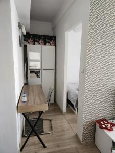 a small room with a table and a bedroom at Ridii mieszkanie wakacyjne 800m od plaży - Brzeźno - AZW Gdańsk in Gdańsk