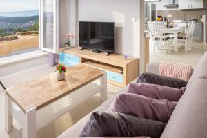 sala de estar con sofá y mesa con TV en Villa Starry Sky ,Hvar en Jelsa