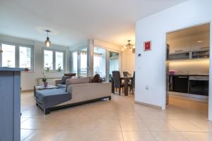 een woonkamer met een bank en een tafel bij Apartment Prte in Rijeka