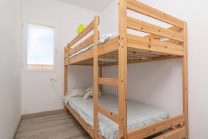 Ce lit superposé se trouve dans un dortoir avec une échelle. dans l'établissement Ca Na Maria -Dorant-, à Son Serra de Marina
