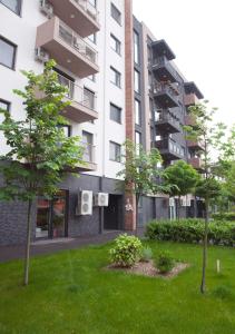 ein Apartmenthaus mit Bäumen davor in der Unterkunft Elis Apart in Oradea