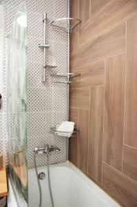 Das Bad ist mit einer Dusche und einer Badewanne ausgestattet. in der Unterkunft Elis Apart in Oradea