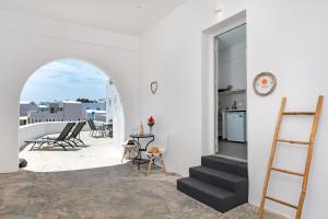 Il comprend un salon avec un escalier et une cuisine. dans l'établissement Thallos Cave House and Apartments, à Karterados