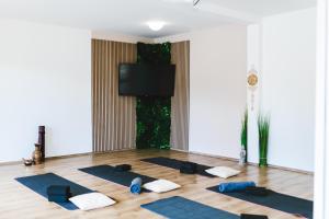 una habitación con un montón de esterillas de yoga en el suelo en VSG Resort, en Klimno