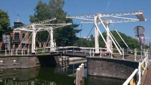 Foto dalla galleria di Benedenverdieping in Woonboot met tuinterras a Utrecht
