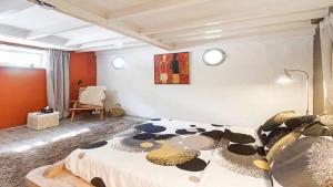 een slaapkamer met een koeiendeken op een bed bij Studio in Woonboot + privébadkamer en -tuinterras in Utrecht