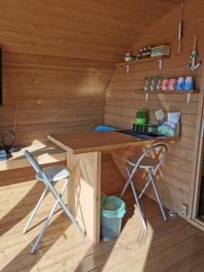 una habitación con 2 sillas y un escritorio en una sauna en Manija saare süda - Manija island, en Pärnu