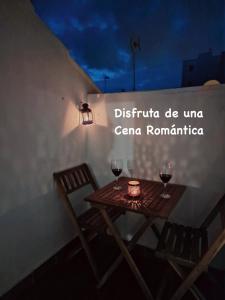 a wooden table with two glasses of wine on a wall at Apartamento Punta Umbría junto a la Ría in Punta Umbría