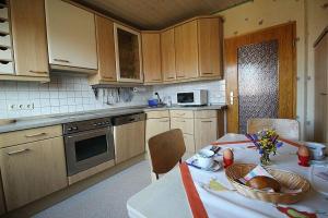 - une cuisine avec une table et un panier de pain dans l'établissement Ferienwohnung Ahrens im Salzmoor, à Müden