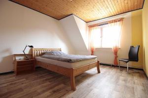 une chambre avec un lit, un bureau et une fenêtre dans l'établissement Ferienwohnung Ahrens im Salzmoor, à Müden